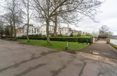 Chic & Cozy Flat in SW London, Perfect Location! - Pass the Keys - Foto 31