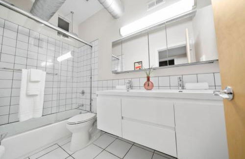 Huge Retrea w Rooftop Deck Stay At Farmers Market - Foto 30