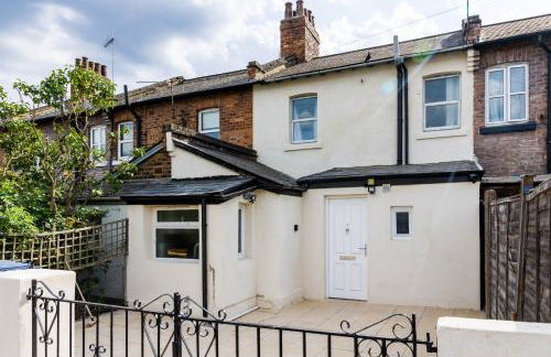 4 bedroom house with Garden, Parking & 3 mins Walking Distance from Train Station - Photo 37