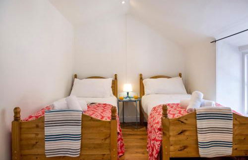 Hawkins Cottage with Hot Tub - Photo 17