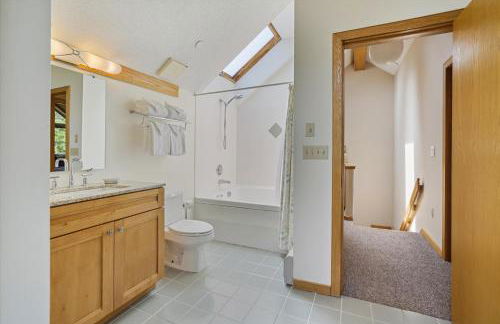 Highridge J5B Spectacular 1 Bedroom Escape with fireplace, sauna & resort amenities - Foto 9