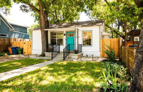 Longhorn Home with King Bed & Rain Showers Walk to DT Activities, Lake & Eateries - Foto 8