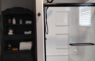 The Bluebird Guesthouse *walk to downtown* - Photo 25