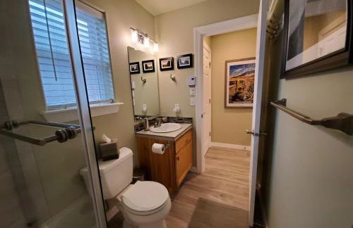 Sunkissed 3BR beach getaway - dog-friendly fenced yard, firepit, glimpse ocean views, near beach access, sleeps 8 - Foto 15