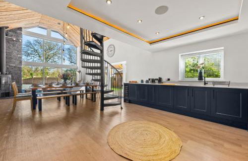 The Oaks Barn - A Countryside Luxury Rural Escape with Hot tub & Fire Pit! Tranquil Group Retreat - Sleeps 8, Pet Friendly & Off road Parking - By Blue Puffin Stays - Photo 25