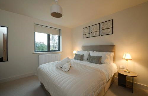 Spacious 5BR Home Near New Forest & Coast - Parking - Sleeps 10 - Photo 44