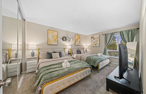 Entire Private Home with 2 Bedrooms 1 Bathroom, King Bed, Pool, Hot Tub, 2 Parking in Mira Mesa Available Now - Photo 7