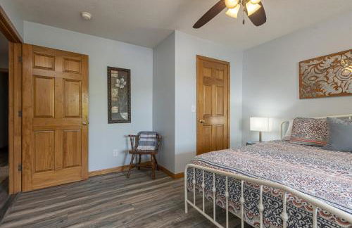 Upscale Lakefront Home w Dock & Kayaks - Photo 21