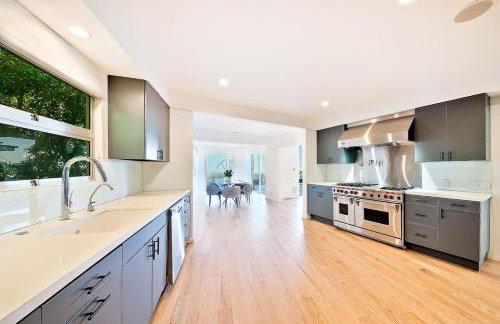 Stunning Modern Estate in BH with Pool, Spa, and Views - Foto 5