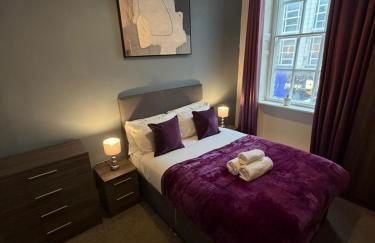 City Centre 4 Bedroom Apartment with Terrace Sleeps 10 by StaySavvy Accommodation - Foto 1