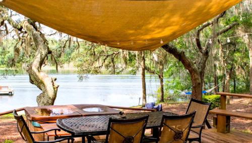 Spacious Cabin for a Group Getaway Overlooking Junior Lake in Florida - Photo 2