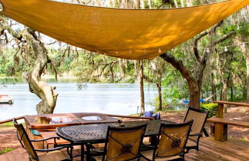 Spacious Cabin for a Group Getaway Overlooking Junior Lake in Florida - Foto 2