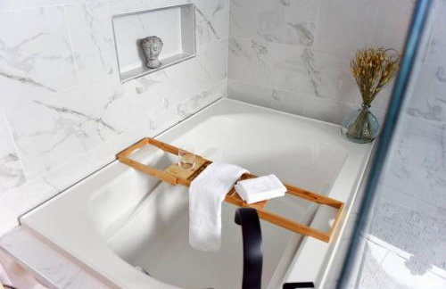 HostWise Stays - The Carnegie - Sauna, 1 Block from Butler St, Family Friendly - Foto 16