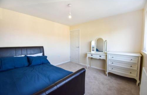 3 bed House Lovely & Modern - Photo 4