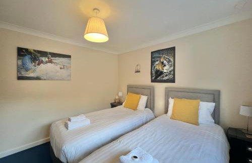 4 Bed Retreat with Balcony & Estuary views - Photo 37