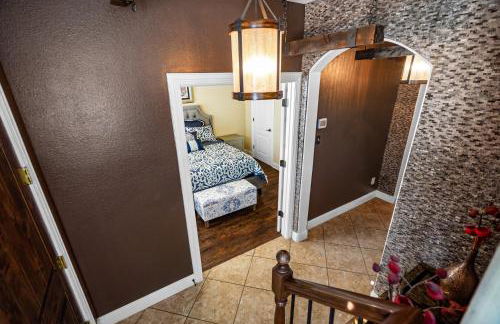 Luxury & Highly furnished upscale w Patio & Garage - Foto 16