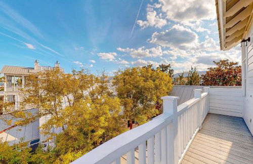 Charleston-style cottage w/ lovely decks, steps to the beach & pools - Foto 32