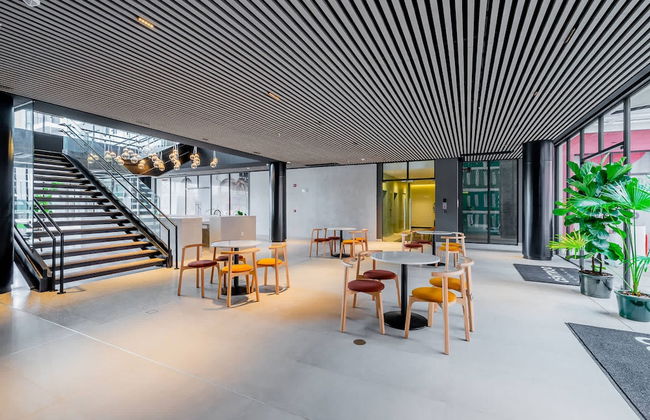 w Majestic 1BR w Great Pool in Centriqo - Foto 30