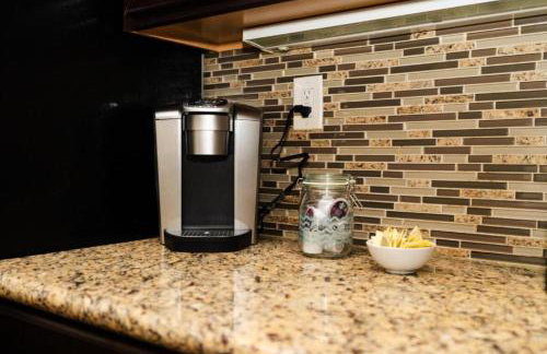 988 - 2 4BR Boston Cozy Getaway near Geneva Cliffs - Foto 43