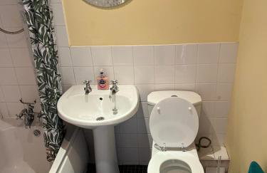 1 bedroom budget homely apartment, with free private parking and long term deals available - Foto 21