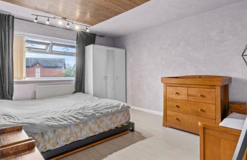 Spacious 3 Bedroom Home in Aintree - Photo 9