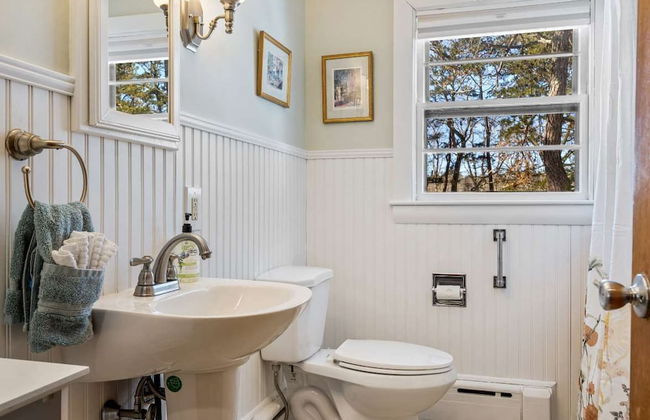 Bayview Beach Cottage For 4! - Photo 30