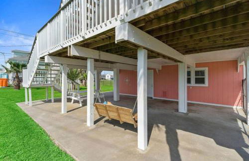 Coastal bungalow with huge yard, comfy deck and close to beach - Foto 28