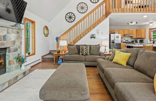 Lake + Pool Access, Game Room, Firepit, Deck Tawny and Peaceful by Avantstay - Foto 7