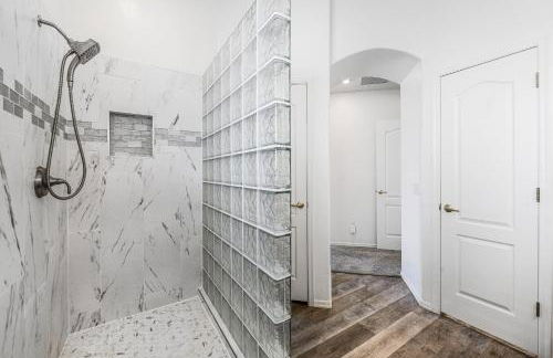 Remodeled modern beauty backs to open desert with mountain views & home theatre - Foto 20