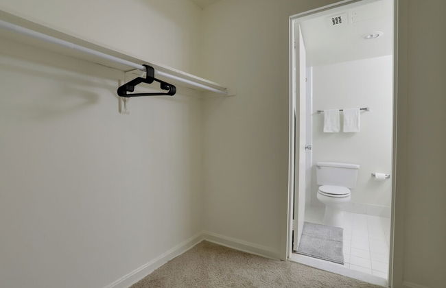 Convenient Apt Near Airport - Photo 34