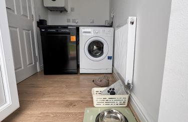 6 BR 3 Bath Spacious Tudor House & Free Parking - Foto 72