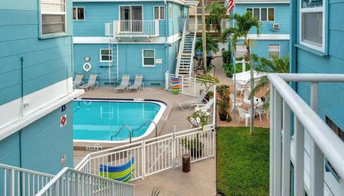 Quiet Corner Suite Heated Pool & 2 mins 2 beach - Foto 2