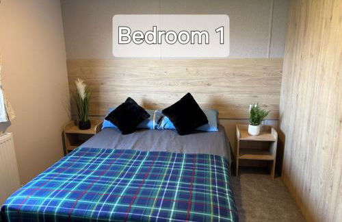 M&B Holiday Home 2025 Cozy Beach side Caravan 4 Beds, 3 Sofa Bed, 7 Sleep, Wifi, Tea and Coffee, Free Parking - Foto 1