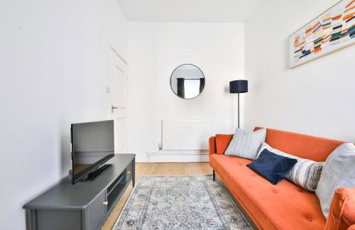 Beautifully Designed Flat with Full Amenities - Photo 2