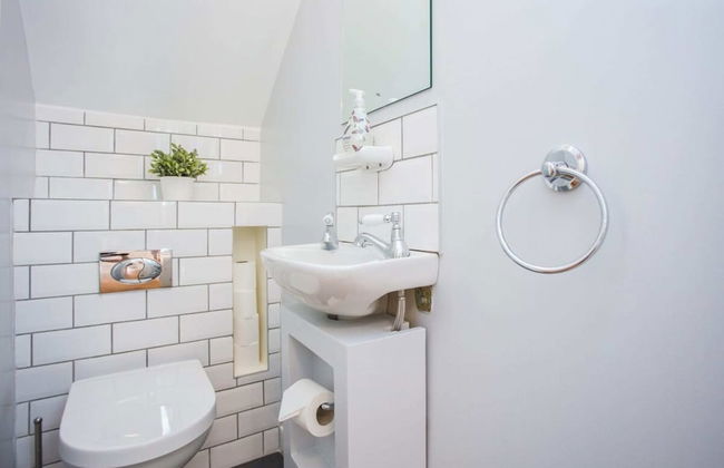 Stylish & Modern 3 Bed Flat in NW London With Garden - Foto 21