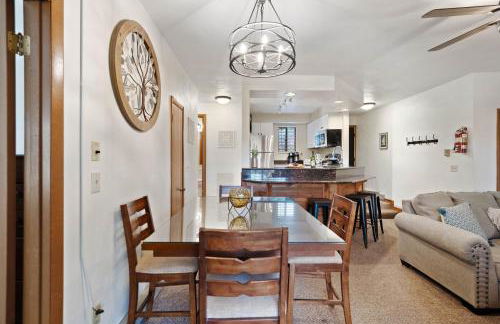 Beautiful Seven Springs- 2 Bed, 2 Bath Condo - Foto 10