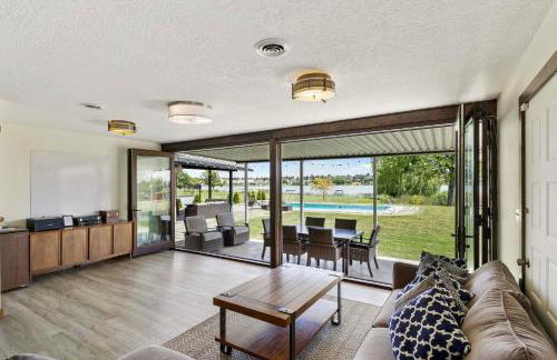 Lakefront Washington Home with Private Pool and Sauna - Foto 10