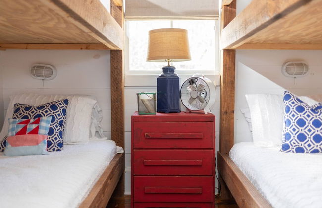 Classic Lakeside Cottage Masters Rental - Photo 9