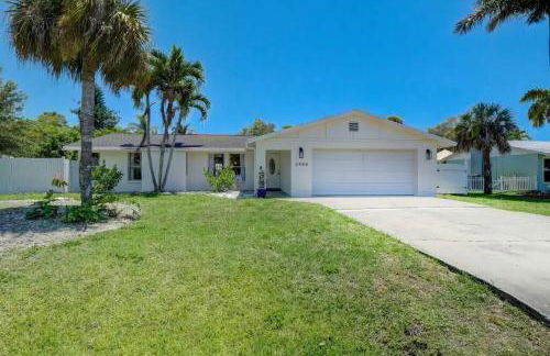 HIDDEN GEM - Family Friendly Pool Home -Welcome - Photo 18