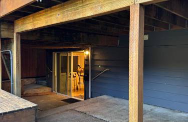 Spacious furnished in-law apartment with private deck and patio close to Light Rail - Foto 14