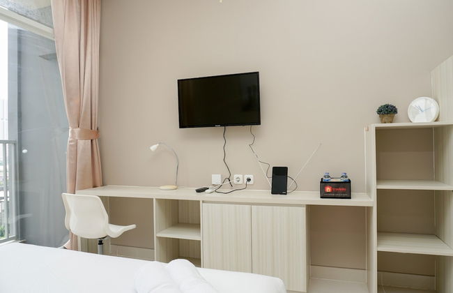 Comfy Studio Ciputra International Apartment - Photo 2