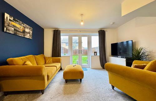 Stylish 2 Bedroom Home Near Lake with Free Parking & Garden - Photo 1