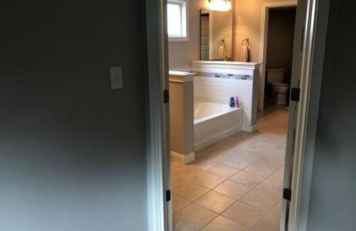 Lakefront view 5 bedroom home with basement - Foto 11