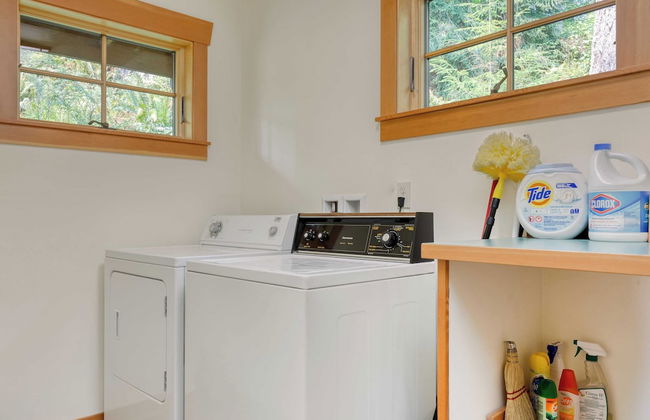 Goss Lake Chalet by Avantstay Lakefront w/ Dock - Photo 21