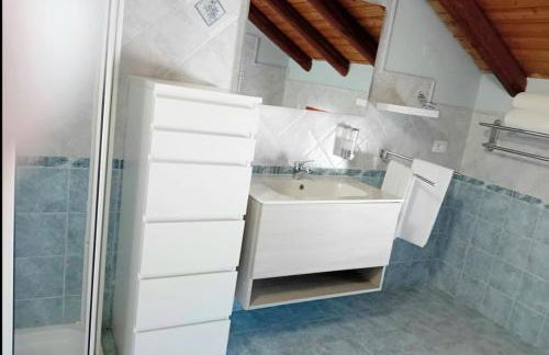 Casa Happy - La mansarda del sorriso con parcheggio privato a Valcorrente - Foto 52