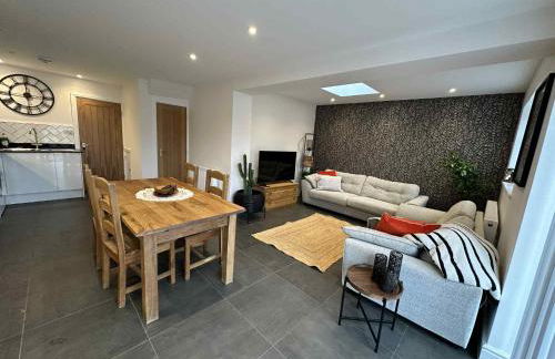 Brain Properties Limited - Contractor and Leisure Stay 4 Bedroom all ensuite house with Parking - Photo 1