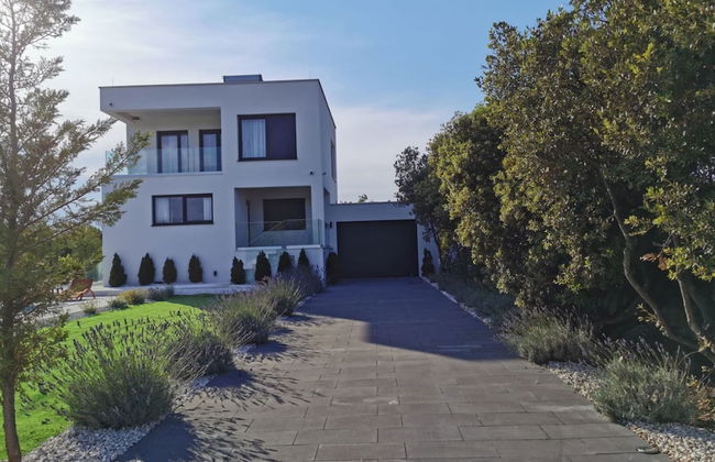 Modern Villa With Private Heated Pool and Lounge Area for a Relaxing Stay - Foto 22