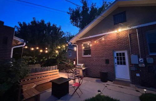 Charming 1920s Retreat Modern Kitchen 5 minutes to Dining and Med District - Foto 30