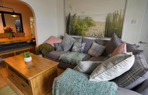 Coastal Cottage, Private Hot Tub & Sauna Sleeps 2-8 with Views - Foto 2