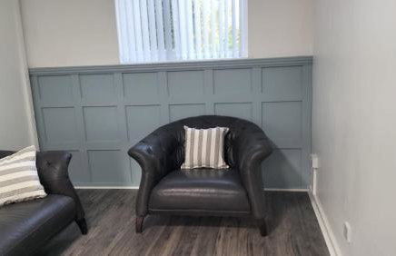 Leeson House in Harborne, Birmingham near Botanical Gardens, Queen Elizabeth Hospital, Birmingham University, Utilita Arena, Edgbaston Cricket Ground, Cadbury World and the Midland Art Centre, with free parking - Photo 36